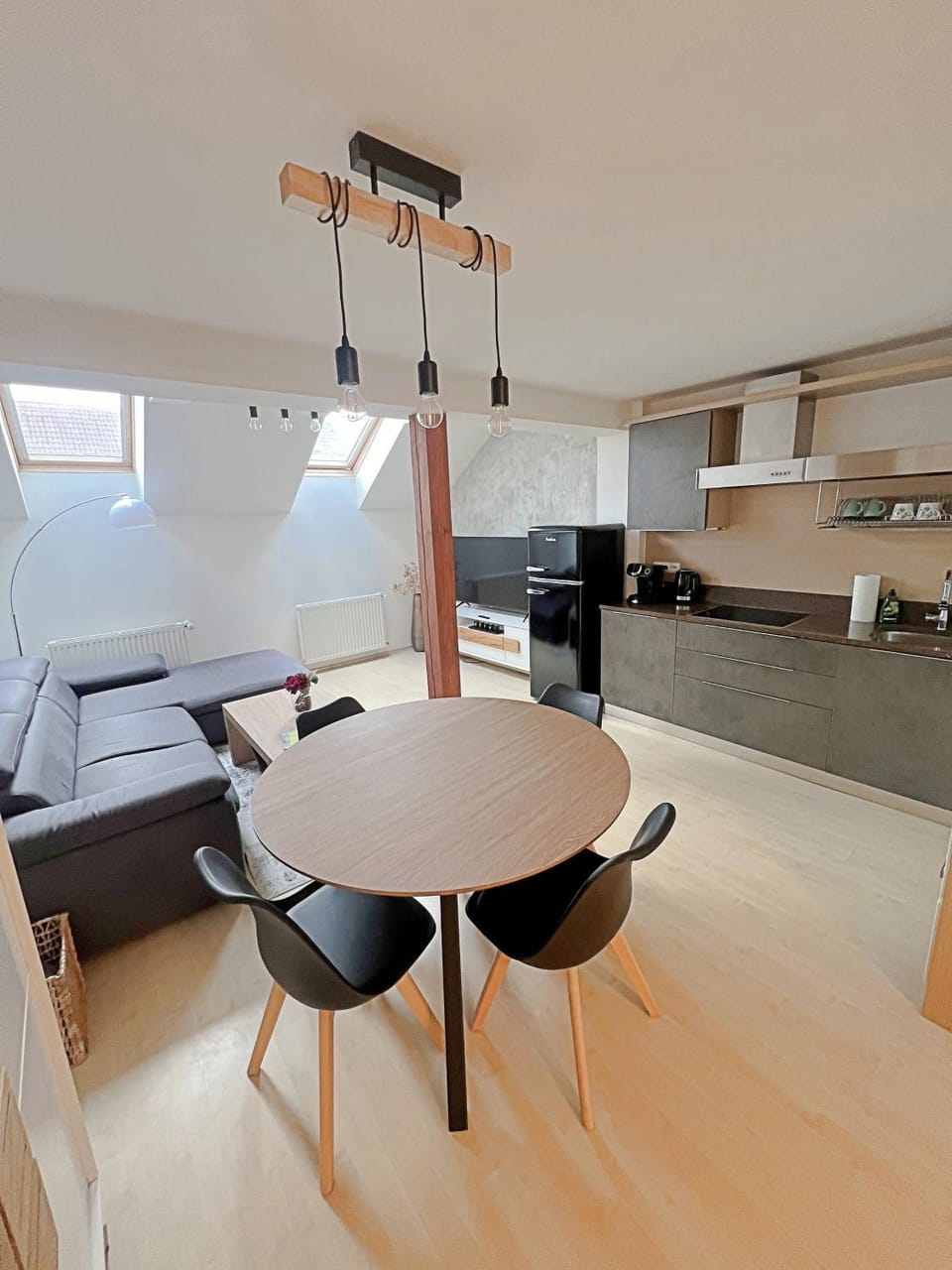 Kitchen or kitchenette, Living room, Seating area, Dining area