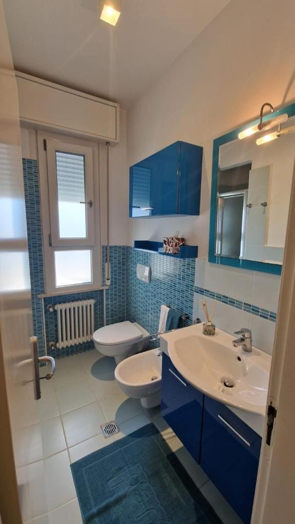 Toilet, Bathroom, bidet, towels