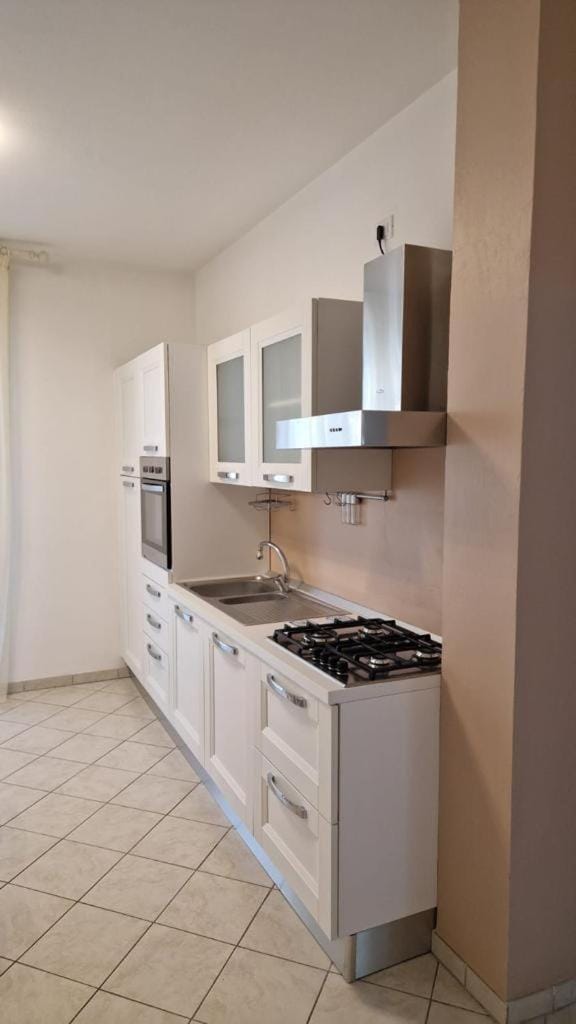 Kitchen or kitchenette, dishwasher, stove
