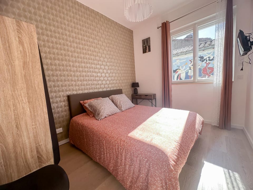 Photo of the whole room, Bedroom