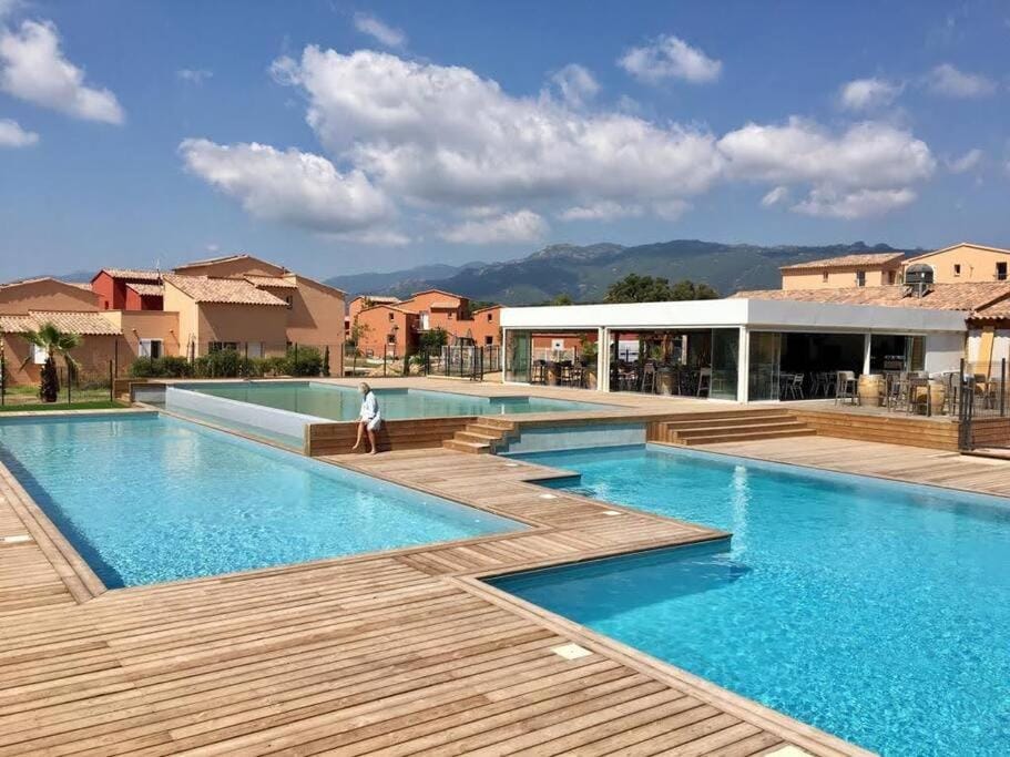 Mountain view, Pool view, Swimming pool, sunbed