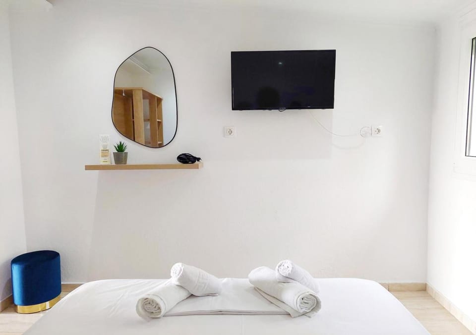 Bed, TV and multimedia, Photo of the whole room
