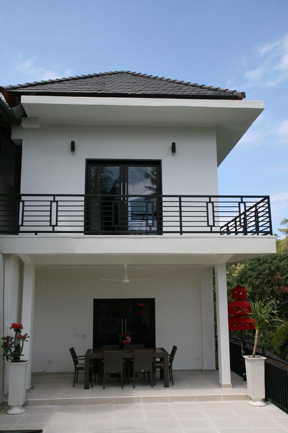 Property building, Patio, Day, Balcony/Terrace, Dining area