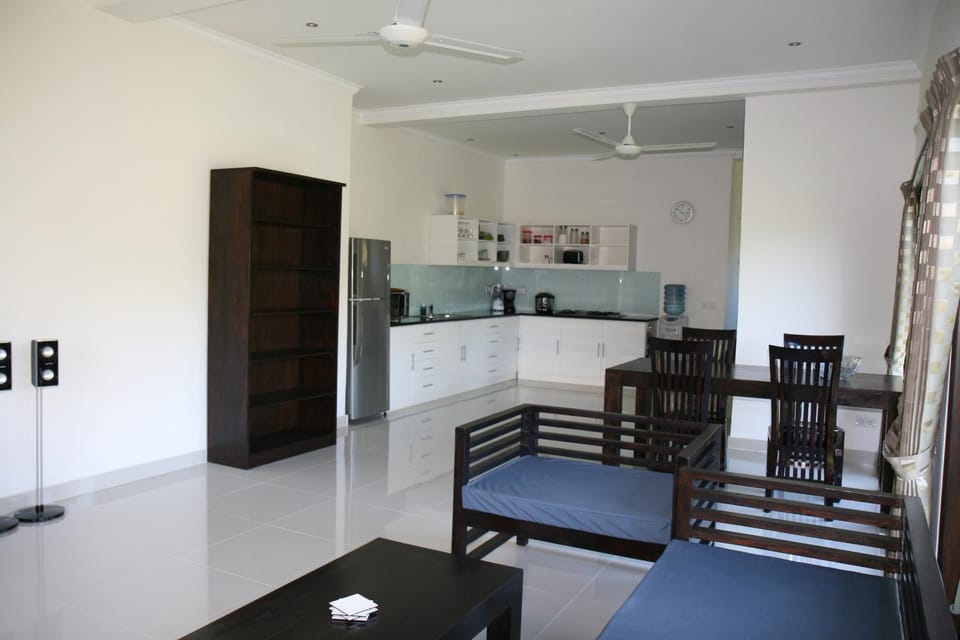 Kitchen or kitchenette, Living room, Seating area, Dining area