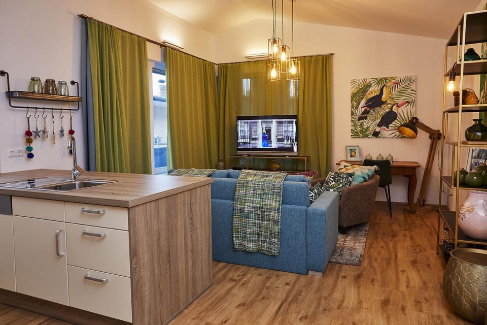 TV and multimedia, Kitchen or kitchenette, Living room, Seating area