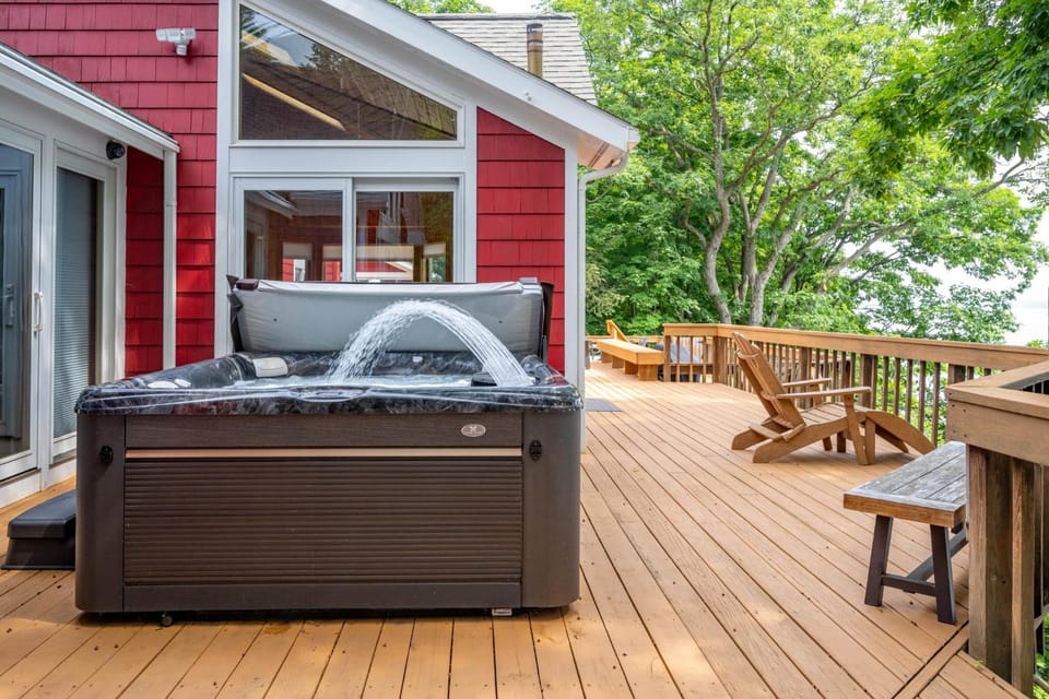 Lake house w/ indr pool and jacuzzi House in Canandaigua Lake