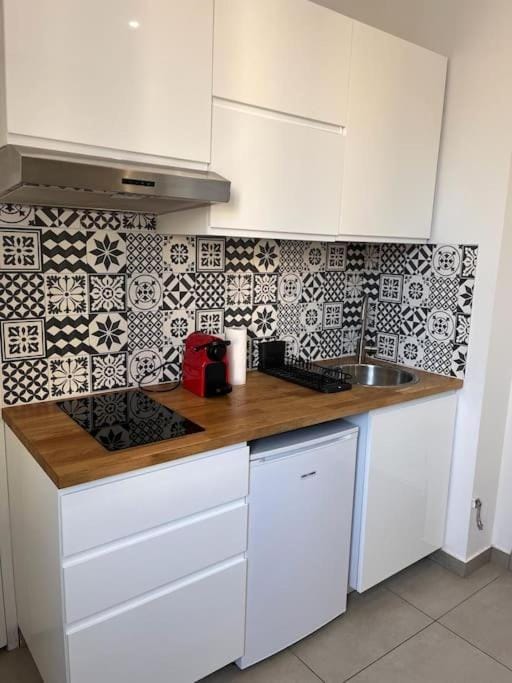 Coffee/tea facilities, Kitchen or kitchenette, minibar, stove