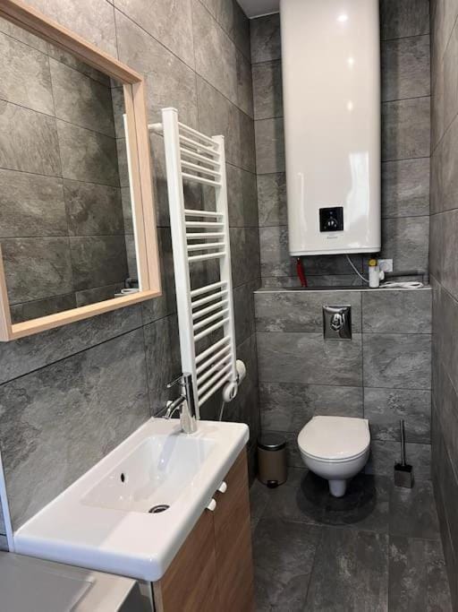 Shower, Toilet, Bathroom, towels