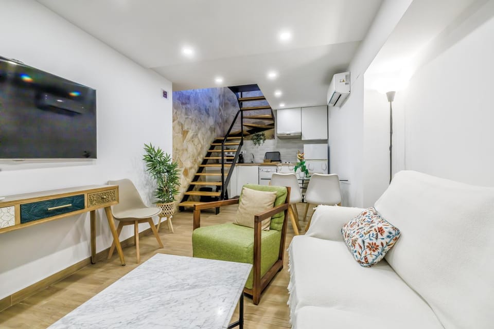 TV and multimedia, Kitchen or kitchenette, Living room, Seating area, Dining area