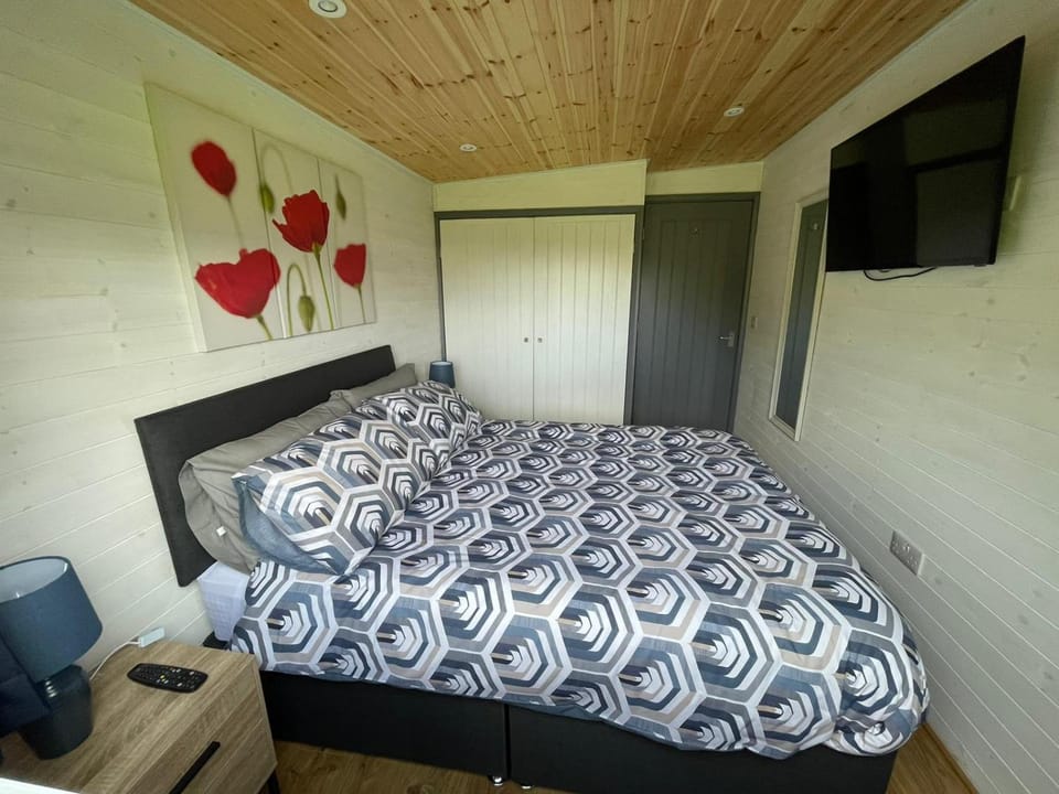 Bed, TV and multimedia, Photo of the whole room, Bedroom