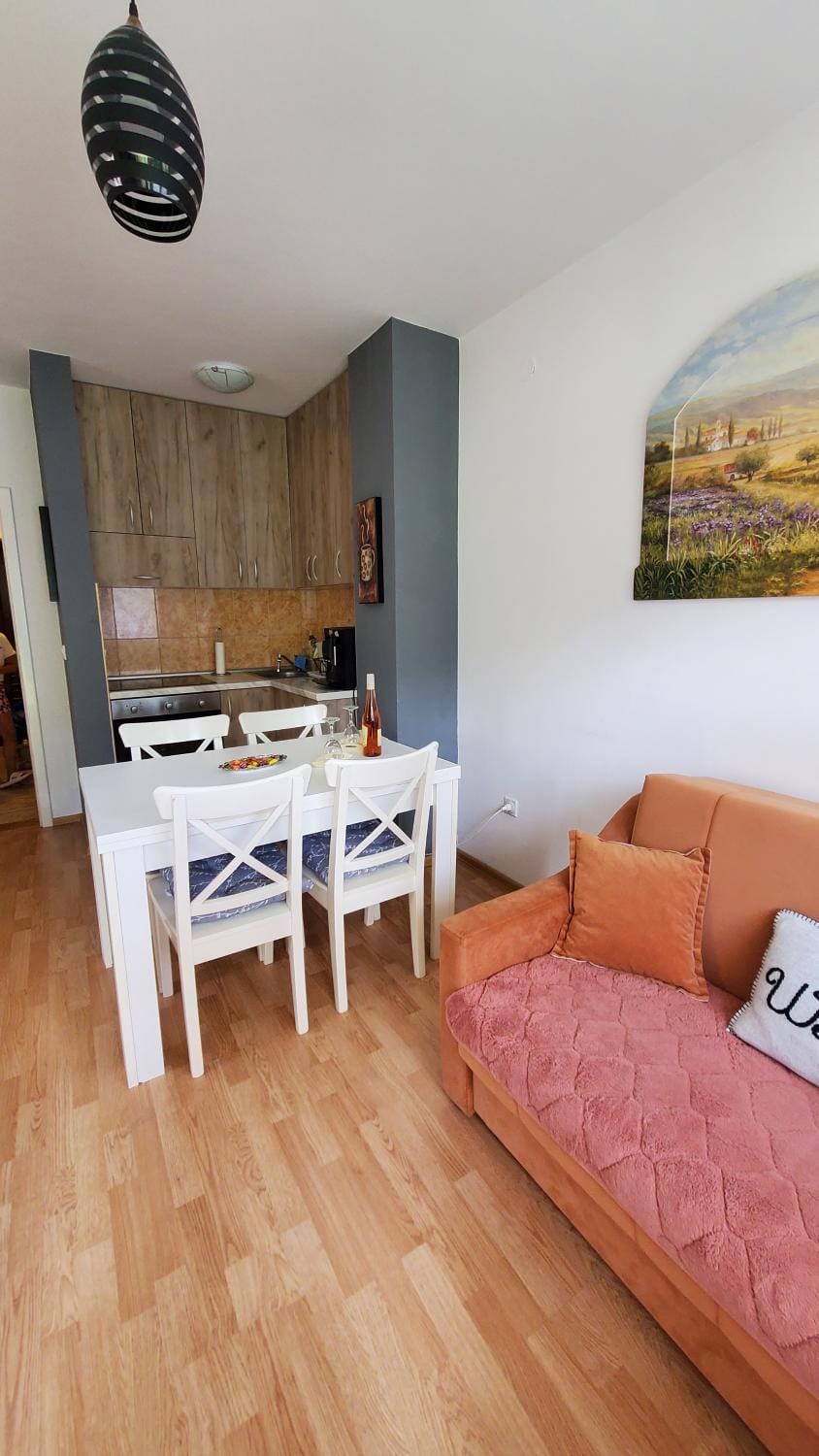 Kitchen or kitchenette, Dining area