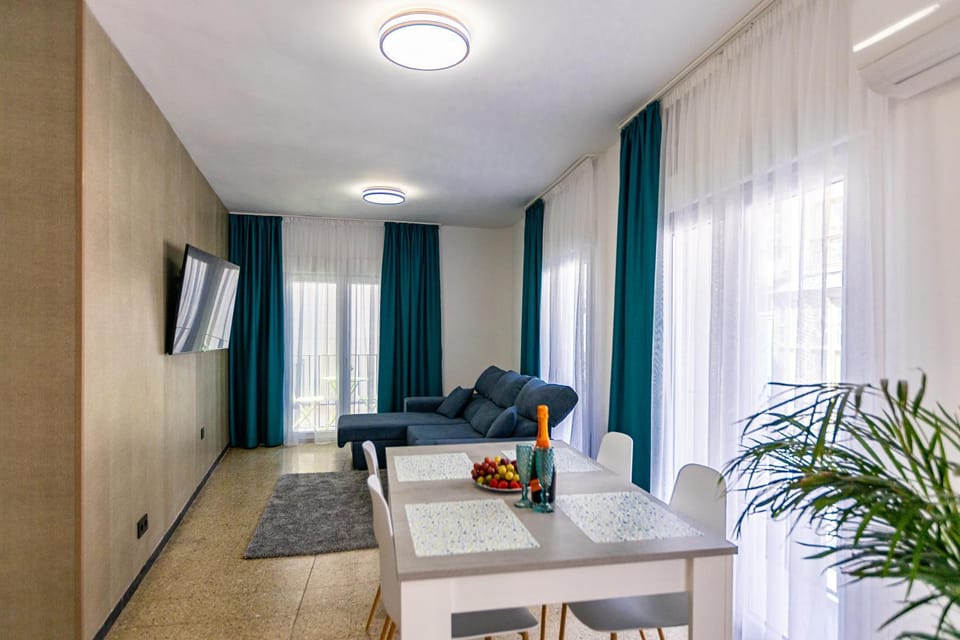 Communal lounge/ TV room, TV and multimedia, Living room, Seating area, Dining area, Evening entertainment