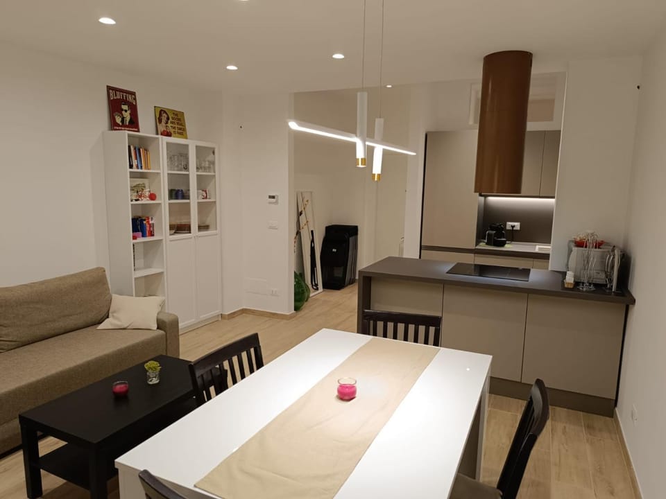 Kitchen or kitchenette, Living room, Seating area, Dining area