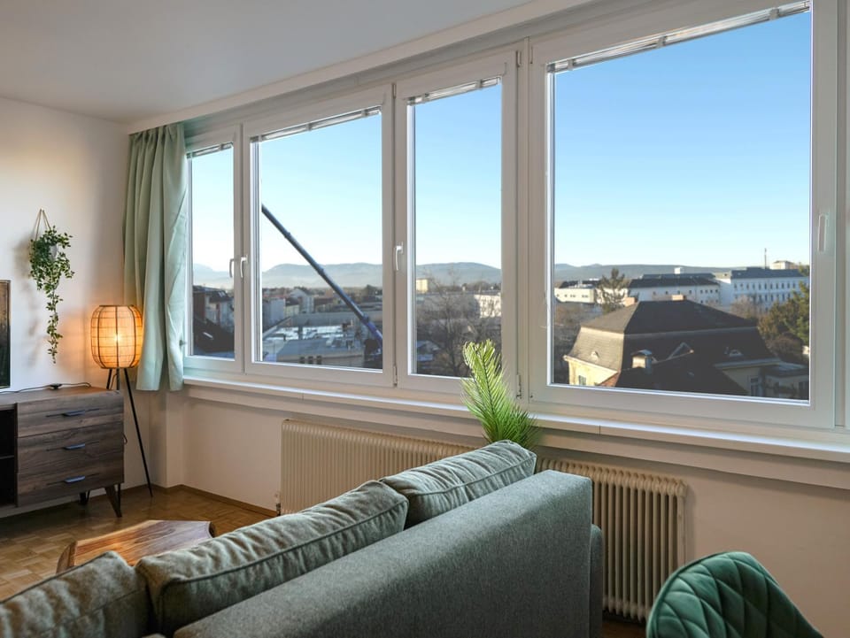 TV and multimedia, View (from property/room), View (from property/room), Living room, Seating area, Mountain view