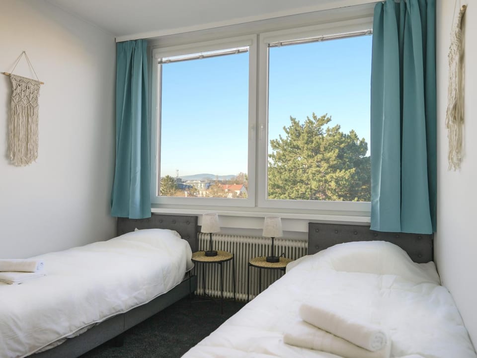 Bed, View (from property/room), Photo of the whole room, Decorative detail, Bedroom, towels