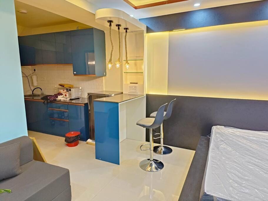 Siddha Xanadu Studio, Poolside Near Airport, CC2 Mall Apartment in Kolkata