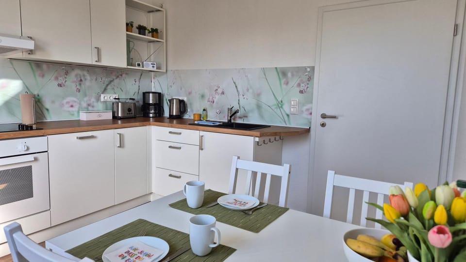 Coffee/tea facilities, Dining area, oven, toaster, kitchen