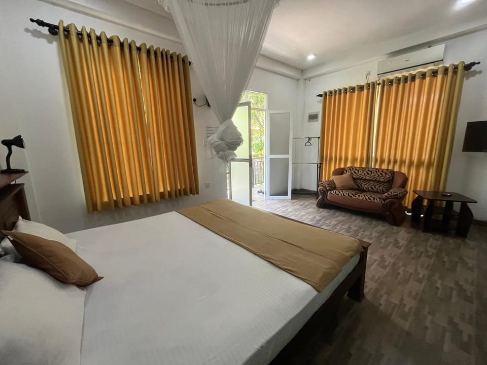 Bed, TV and multimedia, Living room, Photo of the whole room, Seating area, Bedroom