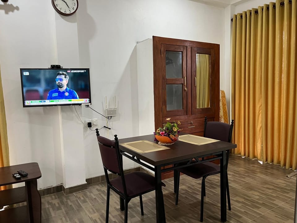 TV and multimedia, Living room, Seating area, Dining area