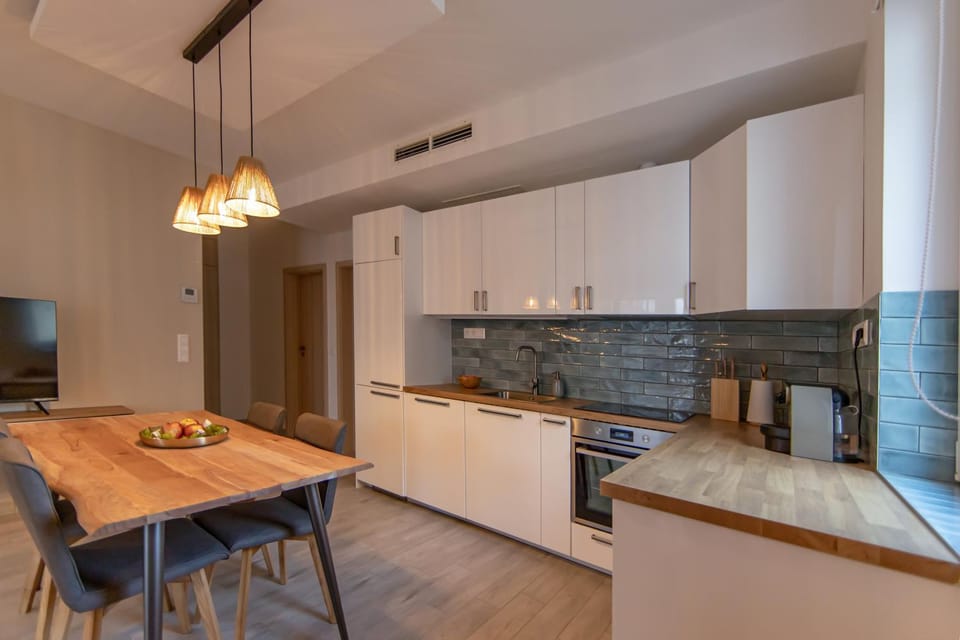 Kitchen or kitchenette, Dining area, minibar, pet friendly, stove