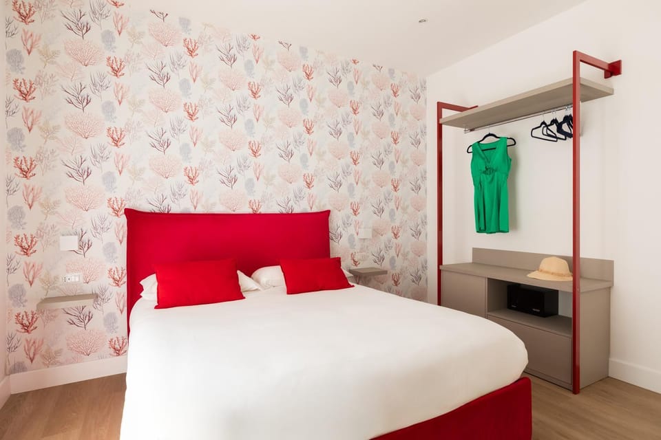 Bed, Photo of the whole room, wardrobe