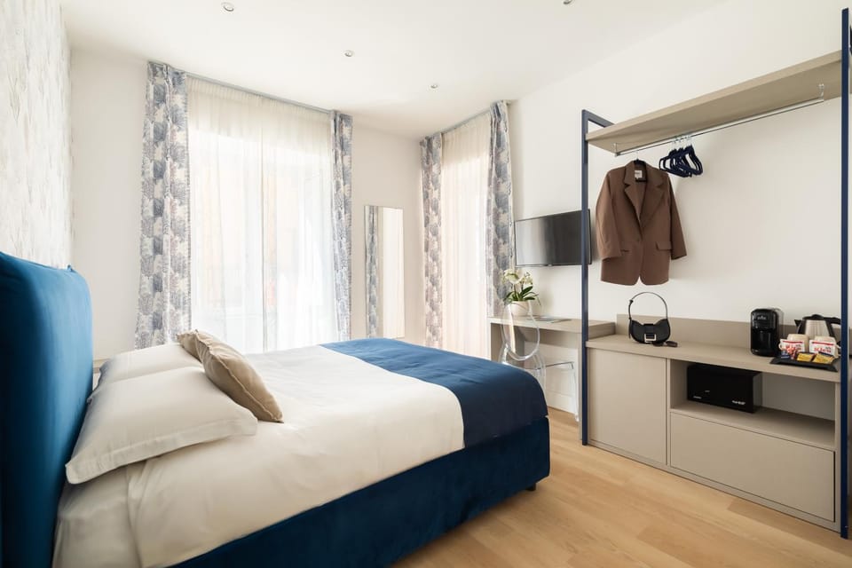 Bed, TV and multimedia, Bedroom