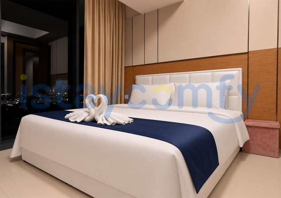 Bed, Photo of the whole room, Bedroom, towels
