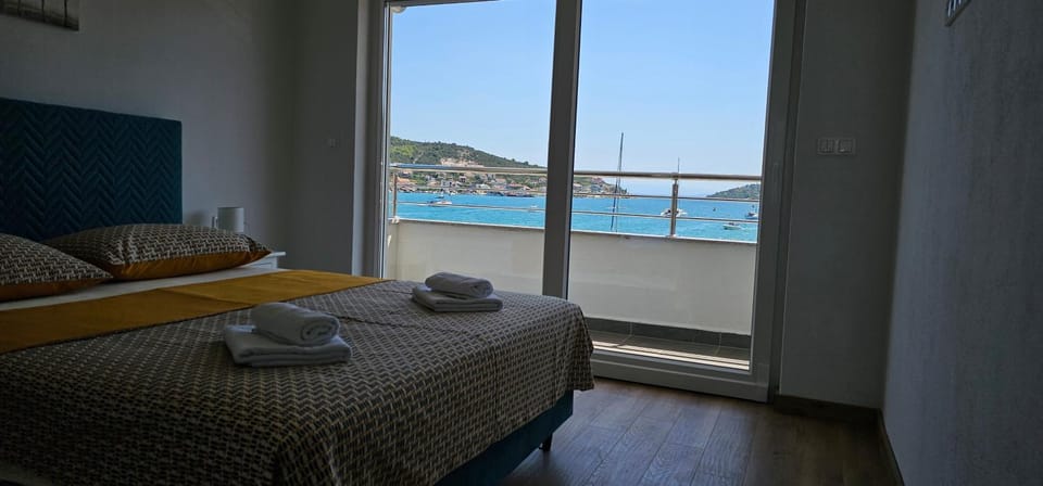 Bed, Bedroom, Mountain view, Sea view, towels