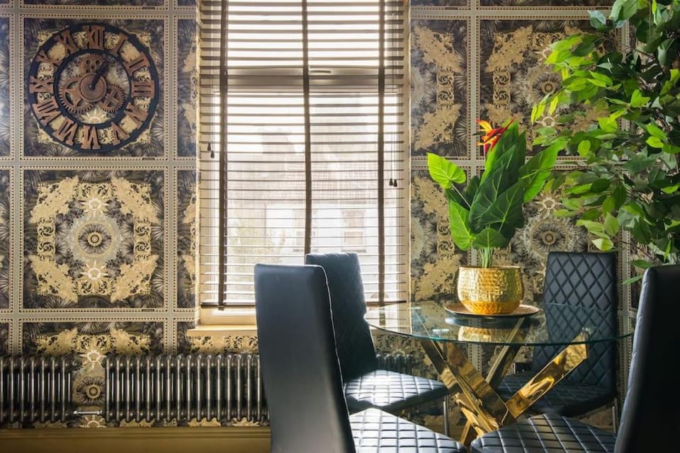 Luxury Versace 2 Bed, Hot Tub, Pool Table, Sky Tv Apartment in London