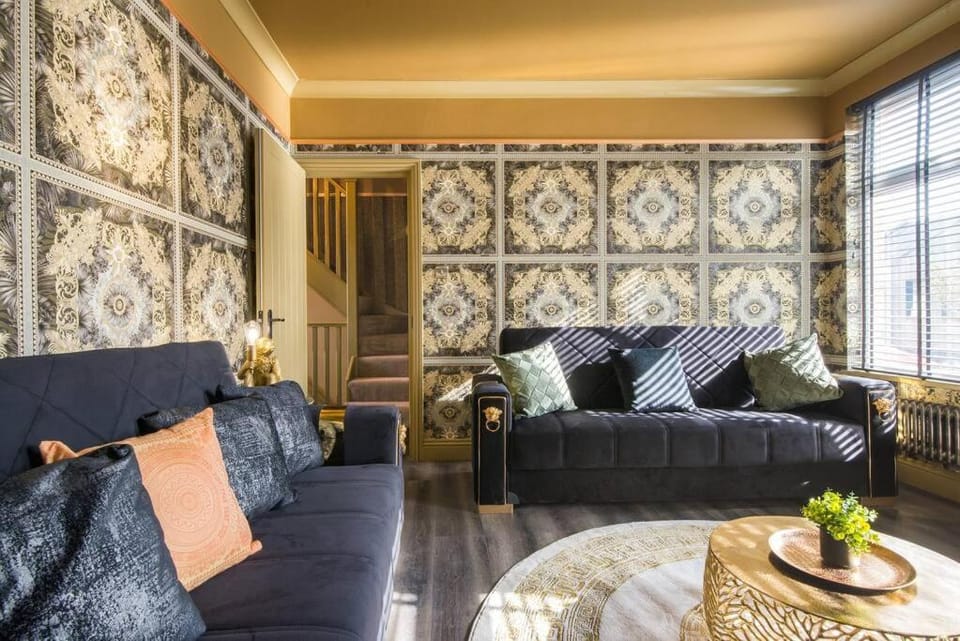 Luxury Versace 2 Bed, Hot Tub, Pool Table, Sky Tv Apartment in London