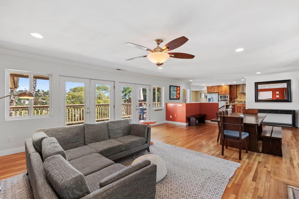 Executive Retreat - Renovated - Spacious - Views House in Casa De Oro-Mount