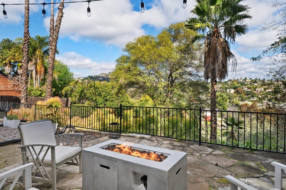 Executive Retreat - Renovated - Spacious - Views House in Casa De Oro-Mount