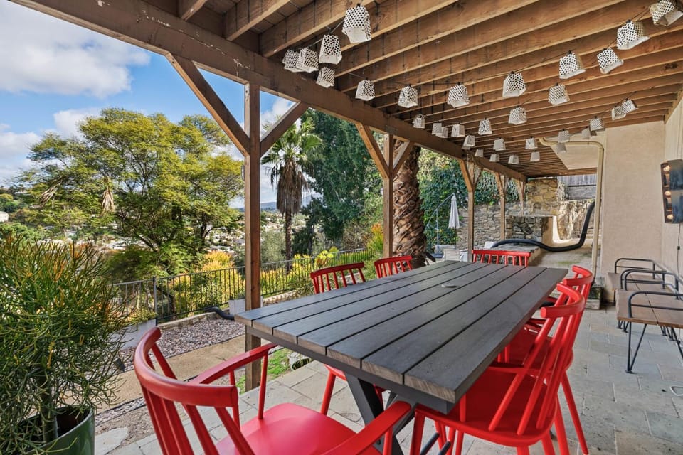 Executive Retreat - Renovated - Spacious - Views House in Casa De Oro-Mount