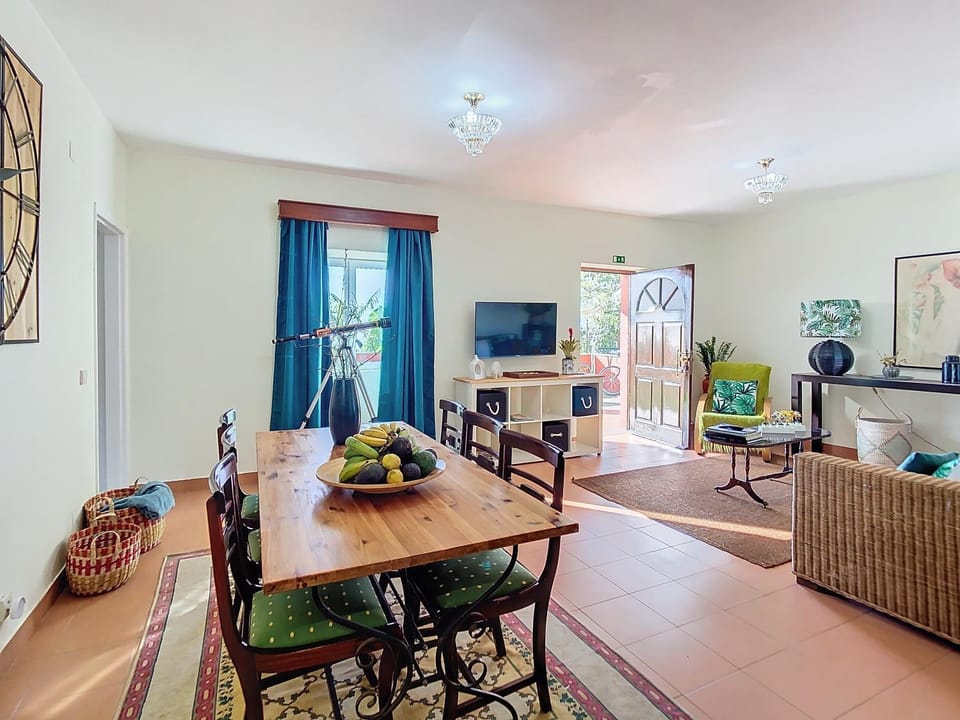 Communal lounge/ TV room, TV and multimedia, Living room, Dining area