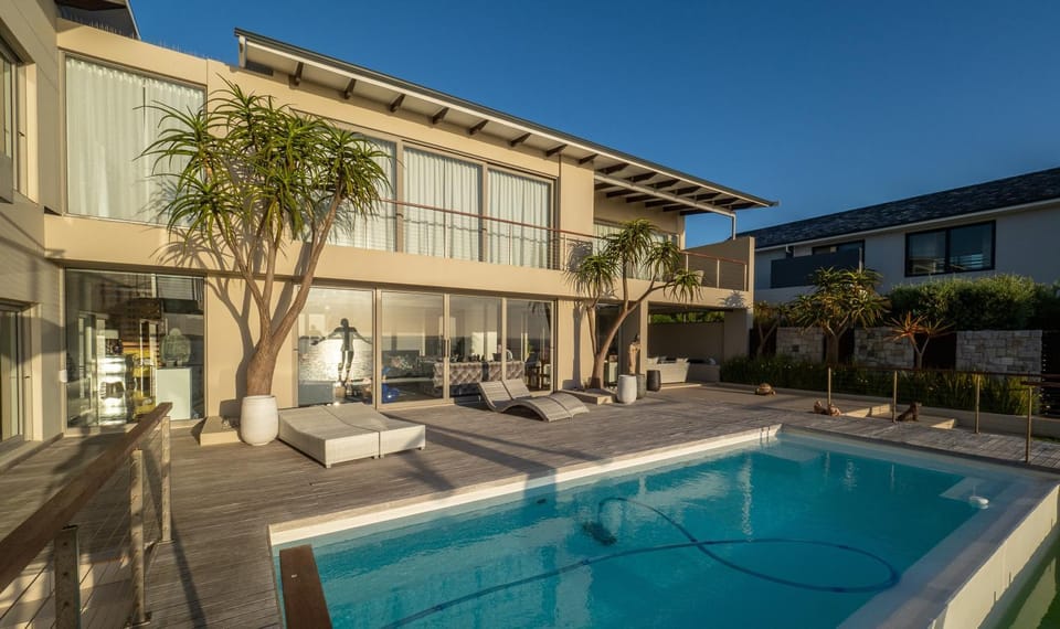 Patio, Swimming pool, sunbed