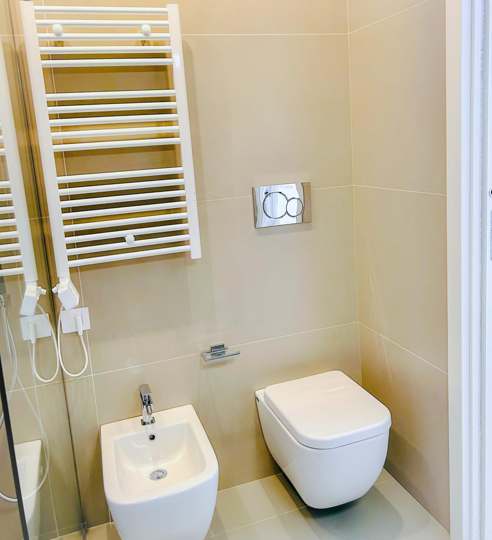 Toilet, bidet