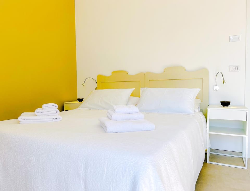 Bedroom, towels