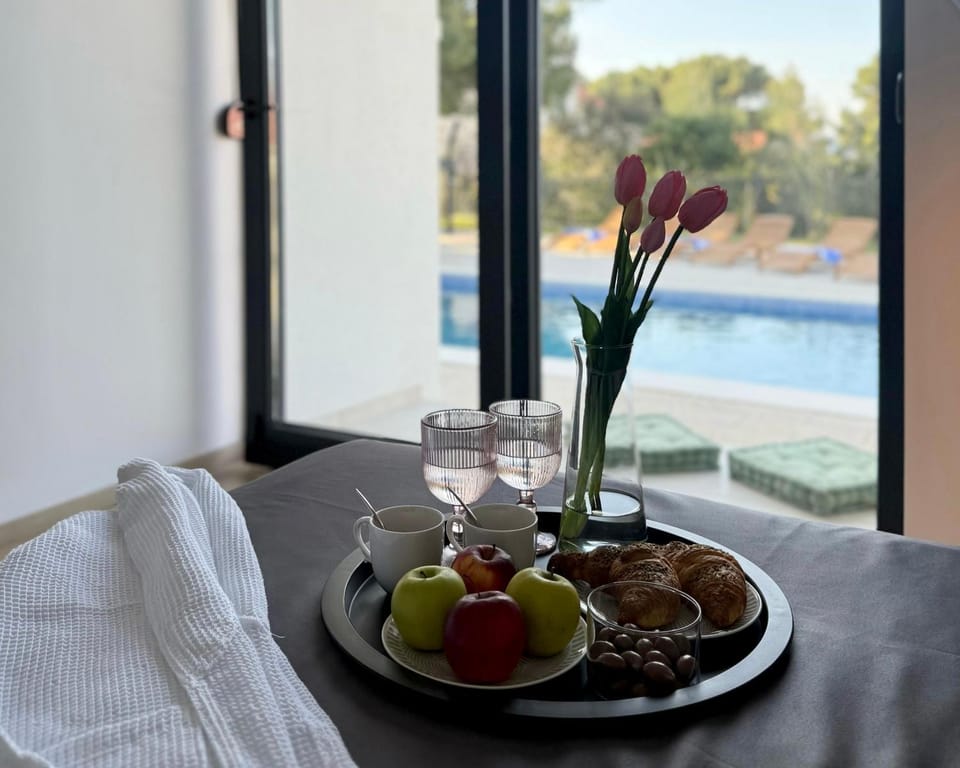 Pool view, Breakfast