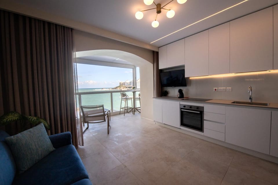 Natural landscape, TV and multimedia, Kitchen or kitchenette, Dining area, stove