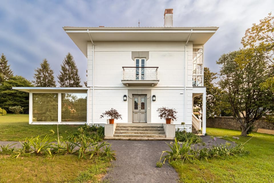 Property building, Facade/entrance, Day