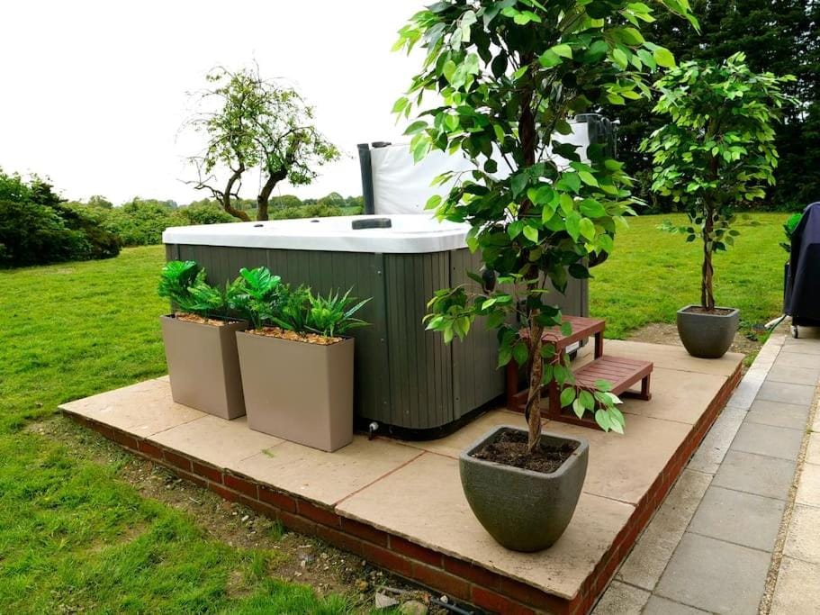 Deluxe 1 Bed Versace Hot Tub Sky TV Cinema Screen House in Uttlesford