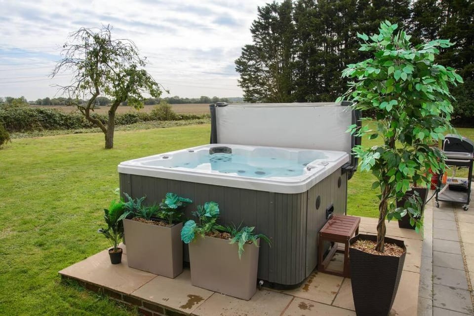 Deluxe 1 Bed Versace Hot Tub Sky TV Cinema Screen House in Uttlesford