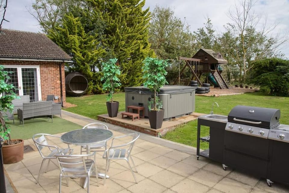 Deluxe 2 or 3 bed Cinema Games Room Pool Table Hot Tub House in Uttlesford