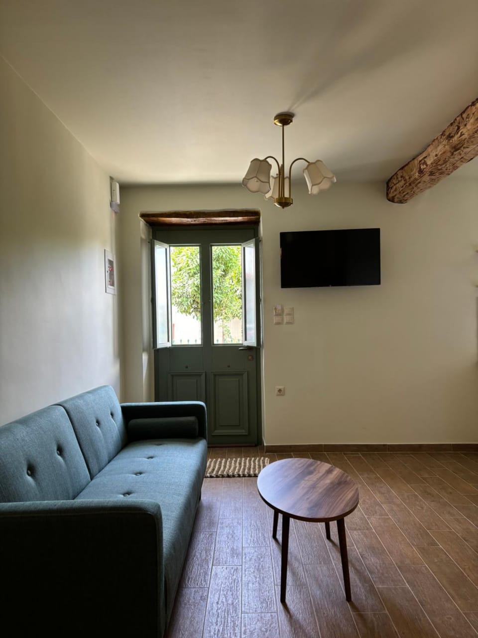 TV and multimedia, Living room, Seating area, Garden view