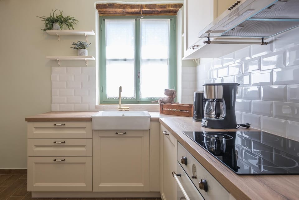 Coffee/tea facilities, oven, kitchen