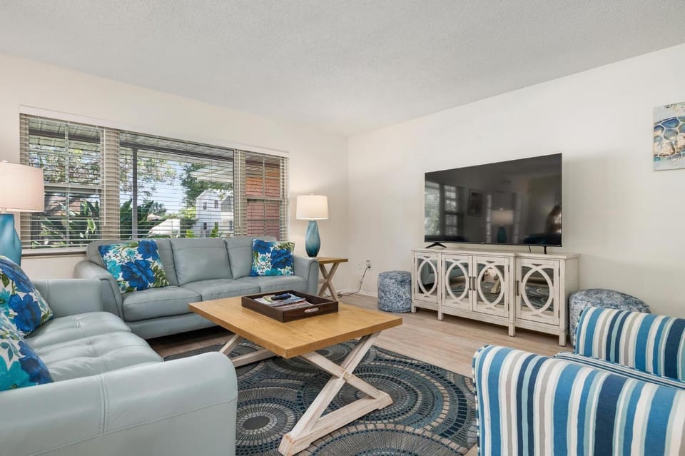Swaying Palms! Coastal home with amazing pool just a short drive from Anna Maria Island! House in Bradenton
