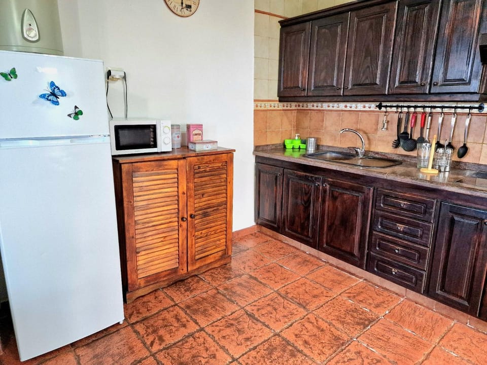 Kitchen or kitchenette, minibar, stove