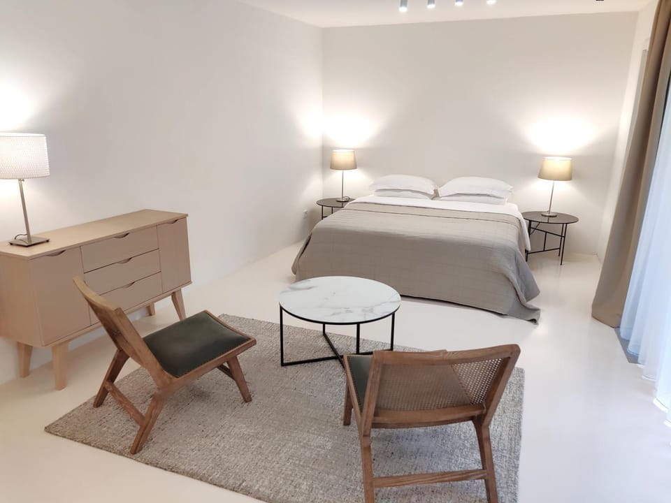 Bed, Seating area, Bedroom