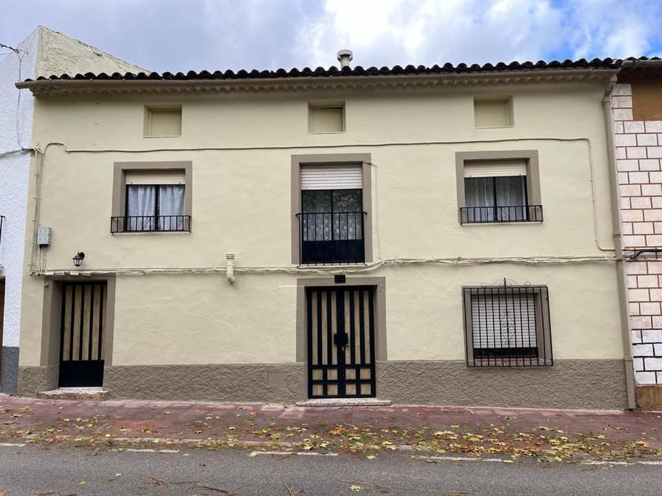 Property building, Facade/entrance, Day