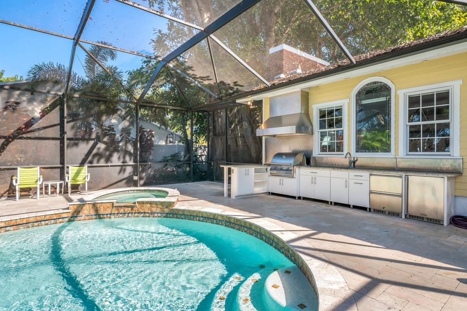 The Plantation House! Waterfront view! Free pool heat! House in Bradenton